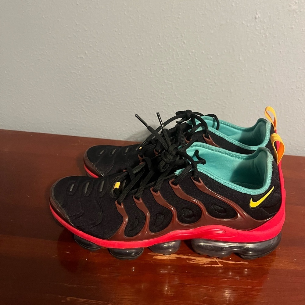 Nike Black and Red Athletic Shoes with Teal Lining Vapormax Plus